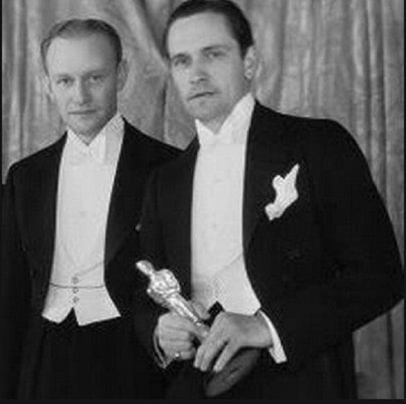 02-Fredric-March-receiving-his-Oscar-from-Academy-president-Conrad-Nagel